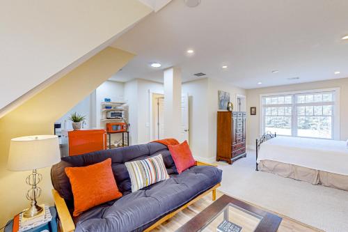 ein Wohnzimmer mit einem Sofa und einem Bett in der Unterkunft Ridgevale Suite in Chatham
