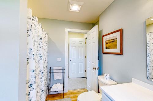 Ridgevale Suite في تشاتام: حمام به مرحاض أبيض ومغسلة