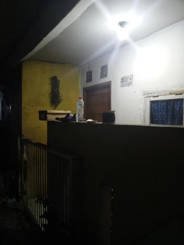 Habitación oscura con ventilador de techo. en Gondrong guest house 