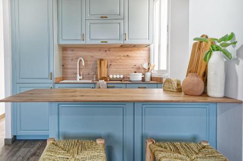 cocina con armarios azules y encimera de madera en Pura Vida San Agustín, en San Agustín