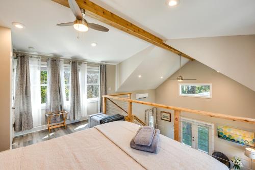 アトランタにあるWest Atlanta Craftsman Studio with Front Yard!のベッドルーム1室(ベッド1台付)