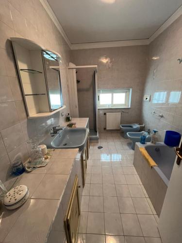 een grote badkamer met 2 wastafels en 2 toiletten bij VILLABRI in Maratea