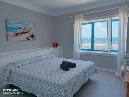 sypialnia z łóżkiem i widokiem na ocean w obiekcie Casa Manrique w mieście Famara