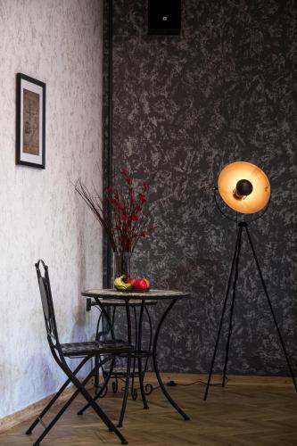 a table with a vase of flowers and a table with a chair at Hotel Mühlental in Wernigerode