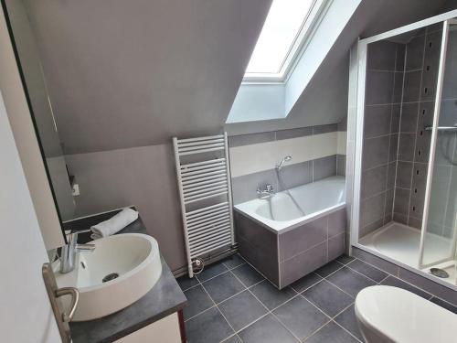 uma casa de banho com um lavatório, uma banheira e um WC. em Les Glazons *T4* Olivet + Parking em Olivet