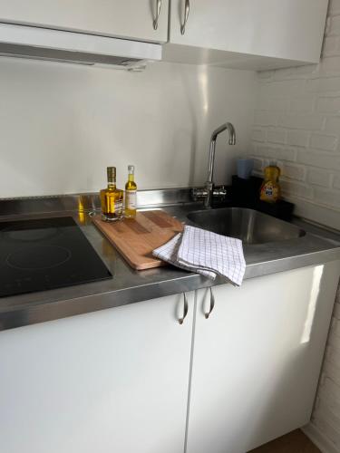 een keuken met een wastafel en een aanrecht bij Bed House By Me in Vester-Skerninge