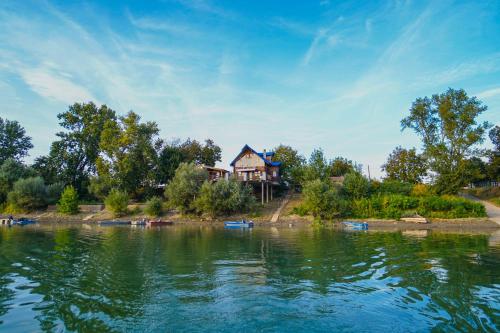 een huis aan de oever van een meer bij Savski Mir in Jarak