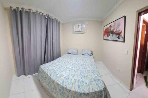 um quarto com uma cama no canto de um quarto em Casa em Acaú/ Pitimbu PB em Pitimbu