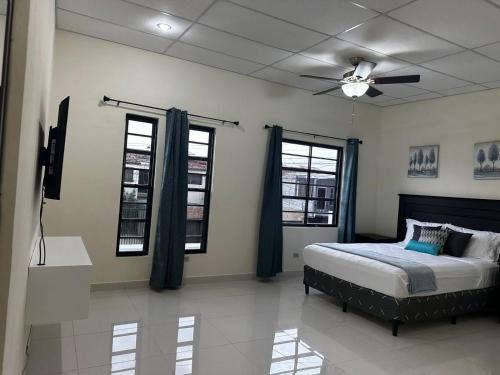 a bedroom with a bed and a ceiling fan at Merliot, Sta Tecla Frente Cto Comer La Plaza Merliot in Nueva San Salvador