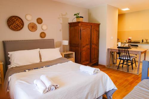 a bedroom with a large bed with towels on it at Yerba Buena Lofts - Monoambiente con Cochera in Yerba Buena