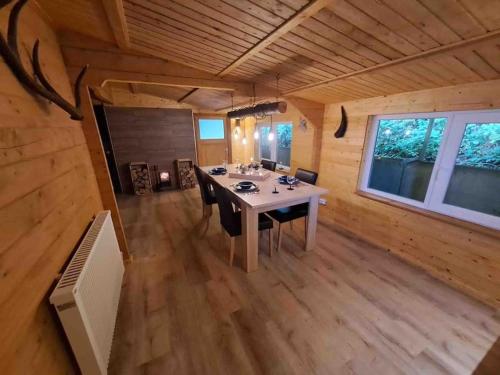 an overhead view of a dining room in a log cabin at Platell Ferienhäuser Harz Wieda in Walkenried