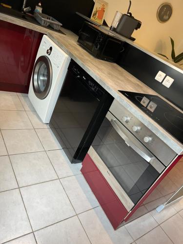 - un lave-linge et un sèche-linge dans la cuisine dans l'établissement Chez Kikou, à Sisteron