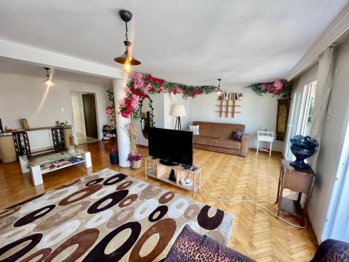 - un salon avec un canapé et une télévision dans l'établissement Central Izmir Delight: Cozy Alsancak Apartment, à Konak