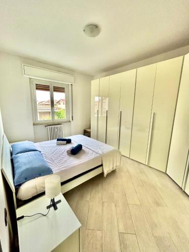 a bedroom with a large bed and a table at Grazioso Bilocale alle Porte di Milano in Paderno Dugnano