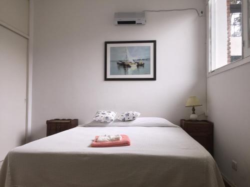 Un dormitorio con una cama con una toalla. en Palmeras del Verdun, en Punta del Este