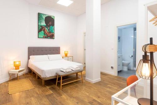 1 Schlafzimmer mit einem Bett und einem Bad in der Unterkunft Elegante 1Bdr Loft en el centro in Santander