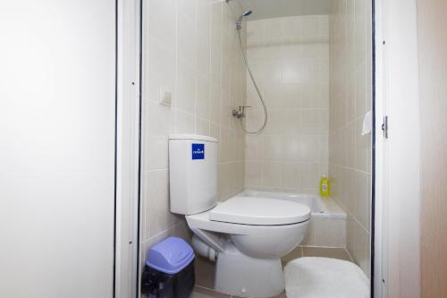 エカテリンブルクにあるMini-Apartment Your Studio - 2の小さなバスルーム(トイレ、シャワー付)