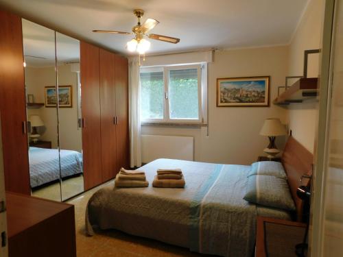 een slaapkamer met een bed met twee handdoeken erop bij Casa dolce casa in Aviano