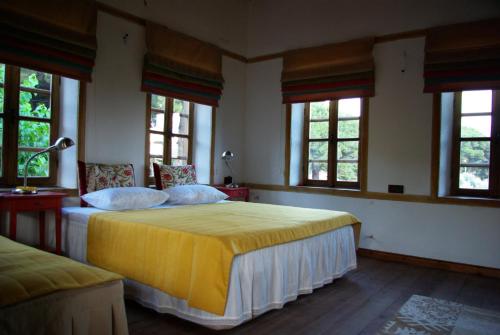 Katil atau katil-katil dalam bilik di Birgi Hotel Saliha Hanim Tas Konak