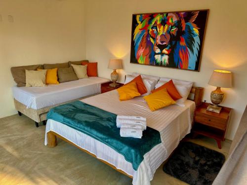 uma sala de estar com duas camas e um sofá em Vila Ybytu Eco Resort em Itarema