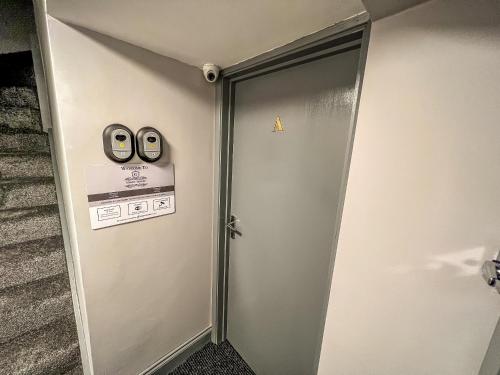 uma porta de elevador com três olhos em Grant House em Boston