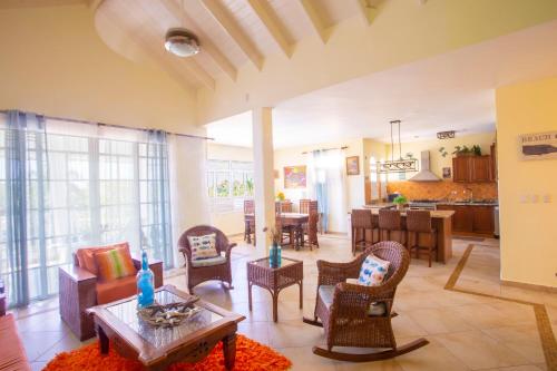 un grand salon avec une table et des chaises dans l'établissement Sosua Ocean Village, à Sosúa
