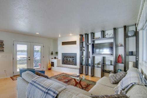 Μια τηλεόραση ή/και κέντρο ψυχαγωγίας στο Lakefront Walker Home with Boat Dock and Lift!