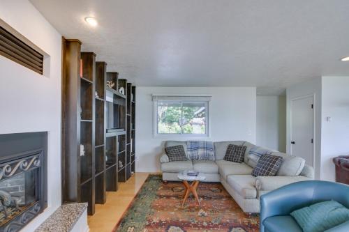 Χώρος καθιστικού στο Lakefront Walker Home with Boat Dock and Lift!