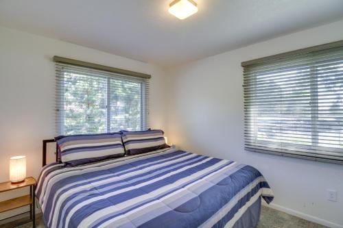 Ένα ή περισσότερα κρεβάτια σε δωμάτιο στο Lakefront Walker Home with Boat Dock and Lift!