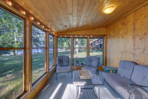 Χώρος καθιστικού στο Lakefront Walker Home with Boat Dock and Lift!