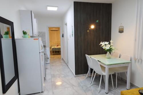 Una cocina o zona de cocina en דירת אירוח vip רק 5 דקות נסיעה מהים חלום של מקום