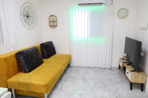 Una televisión o centro de entretenimiento en דירת אירוח vip רק 5 דקות נסיעה מהים חלום של מקום