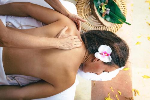Una donna in bikini con un fiore in testa di Terasu Riviera Maya Hotel & Spa, en Xcaret a Playa del Carmen