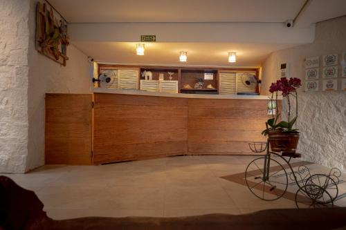 a room with a large wooden wall with a counter at Porto Pacuíba Hotel in Ilhabela