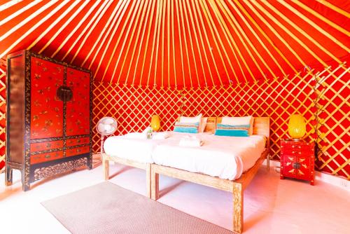 Katil atau katil-katil dalam bilik di Finca De Arrieta Village - Yurts and Stone Cottages - Shared Pool - Walking distance to Arrieta Beach - Off Grid