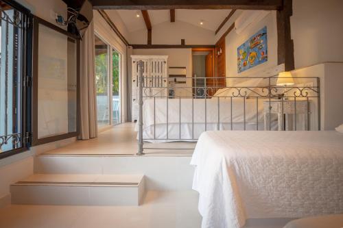 a bedroom with a bed in the middle of a room at Porto Pacuíba Hotel in Ilhabela
