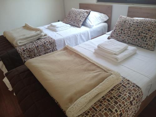 2 letti posti uno accanto all'altro con asciugamani di Villa Mia Ana a Međugorje