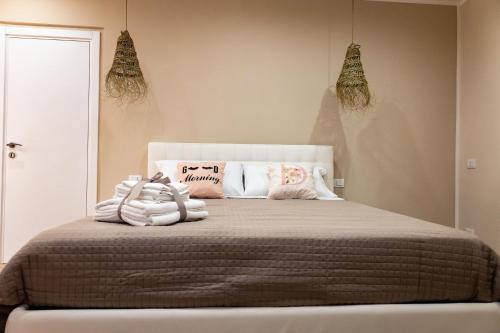 Кровать или кровати в номере Daria's home apartment rooms