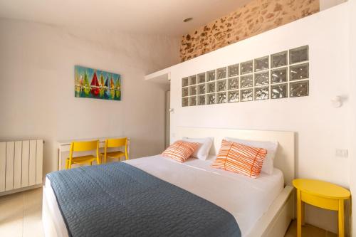 a bedroom with a bed and two yellow chairs at Mallorca Can Florit in Sencelles