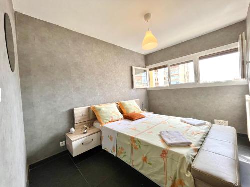 ein kleines Schlafzimmer mit einem Bett und einem Fenster in der Unterkunft Appartement 6pers en résidence privée : Marseille in Marseille