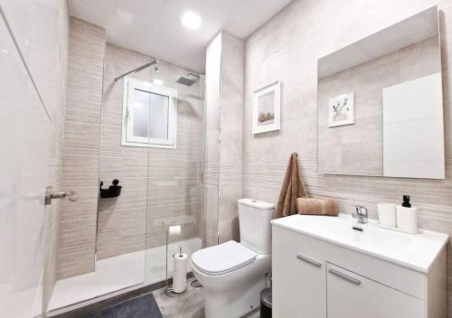a bathroom with a toilet and a shower and a sink at Apartamento Altimiras 'Las Ventas' in Madrid