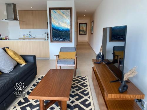 sala de estar con sofá y mesa en Beautiful Aria Ocean 401 QueridaEstancia en Nuevo Vallarta 