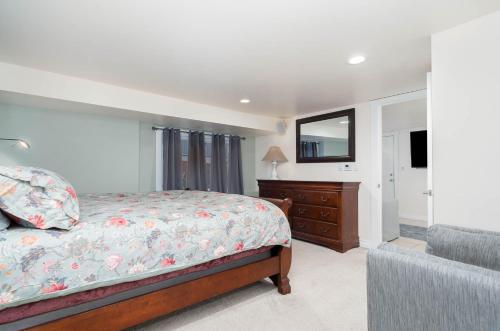een slaapkamer met een bed, een dressoir en een spiegel bij Wallingford Oasis in Seattle