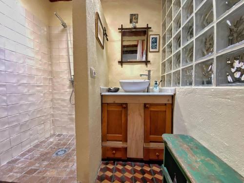 uma casa de banho com um lavatório e um banco em Cozy Studio en Casa con Encanto em Caleta de Interián