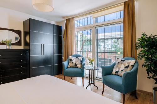 - une chambre avec un lit, deux chaises et une fenêtre dans l'établissement Sleek and Central, à Istanbul