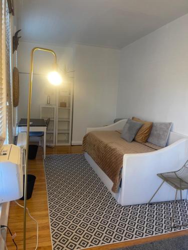 1 dormitorio con cama, escritorio y lámpara en NY3182-9 Private Office w Double SofaBed Keypad en Unionport