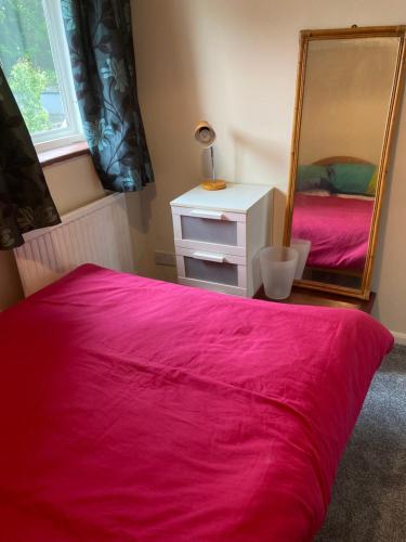 Katil atau katil-katil dalam bilik di Comfortable rooms upstairs at number 8
