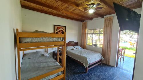 a bedroom with two bunk beds and a window at Hospedaje El Cascabel in Sunampe