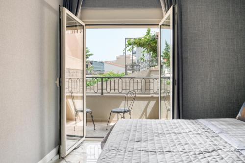 Un dormitorio con una cama y vista a un balcón. en Apt "Royal Oak" 2 Bedroom with Garage Parking, en Budva