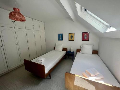 - une chambre avec 2 lits et une chaise dans l'établissement MAISON FAURE - Centre ville - Jardin - Garage, à Vichy